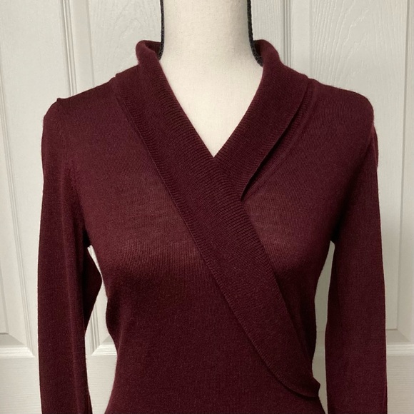 Very good condition Ann Taylor Factory wool/acrylic size XS Burgundy sweater - Picture 2 of 7